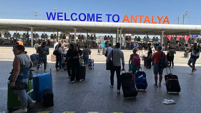 Antalya’ya 22 günde 1 milyon 880 bin 693 turist geldi