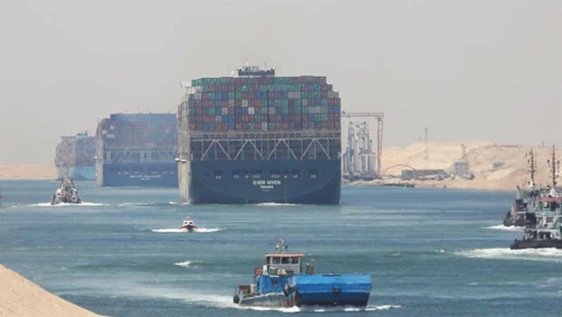 Mısır’daki Süveyş Kanalı’nda petrol tankeriyle römork çarpıştı