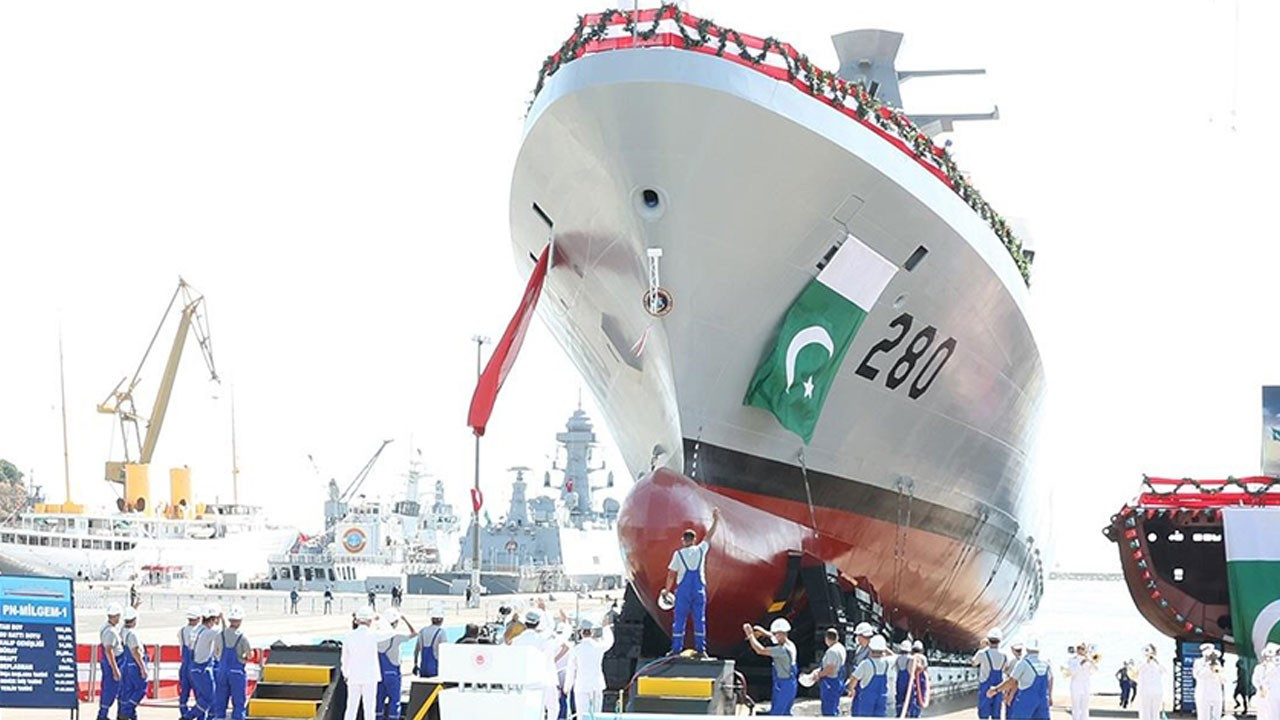 Pakistan MİLGEM Projesi’nin son gemisi suyla buluştu