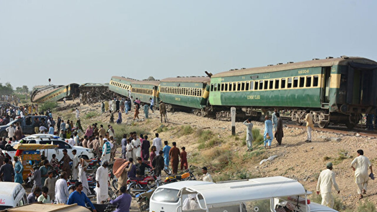 Pakistan’da yolcu treninin raydan çıktığı kazada 30 ölü