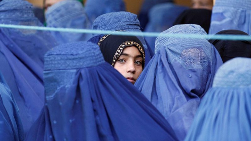 “Taliban’ın bayan siyaseti, Afgan ekonomisindeki düşüşü hızlandırır”