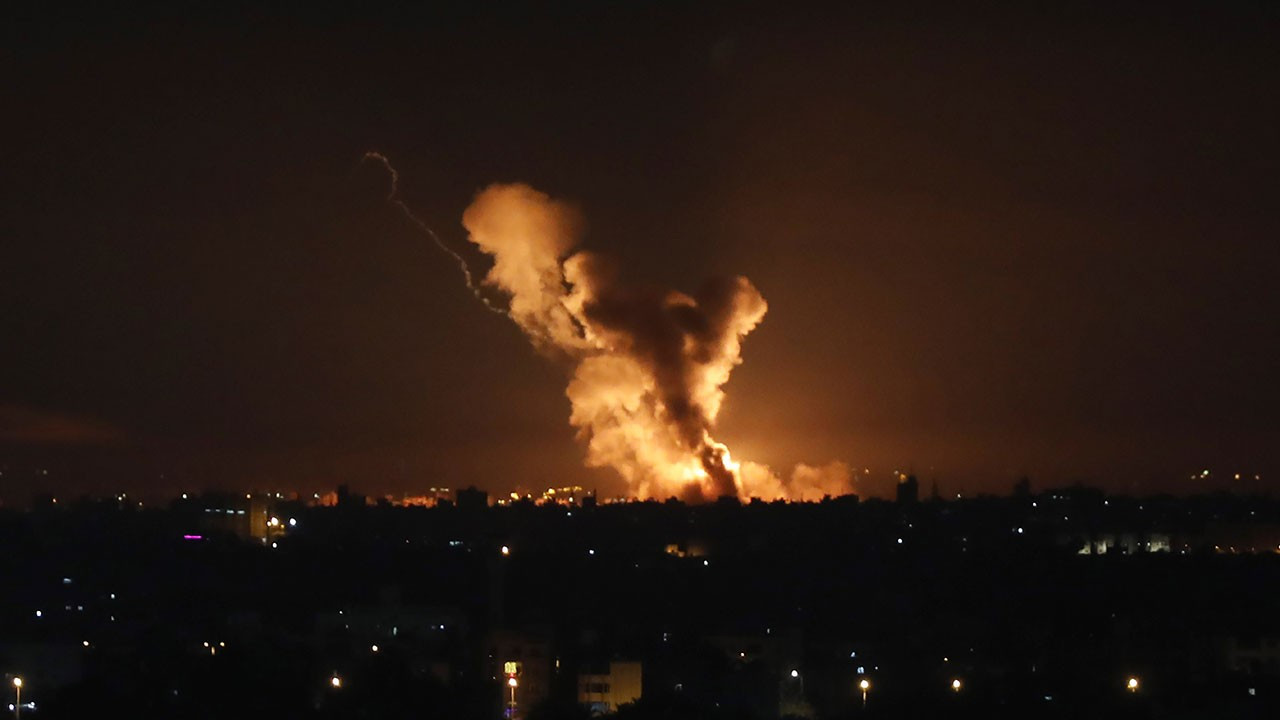 İsrail Gazze’de Hamas’a ilişkin iki mevziye hava saldırısı düzenledi