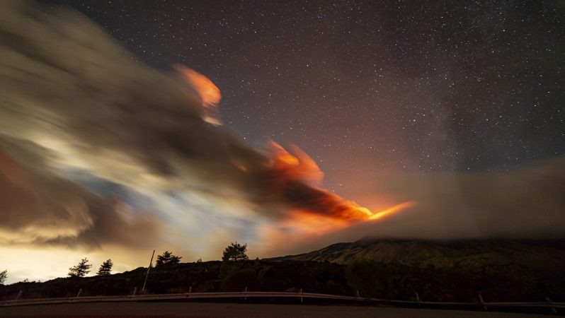 Etna Yanardağı kül ve lav püskürtmeye başladı