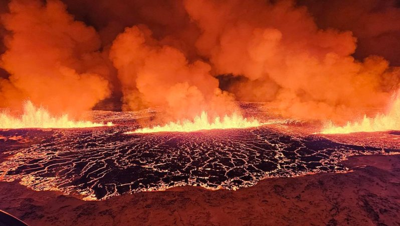 İzlanda’da yanardağ patlaması!
