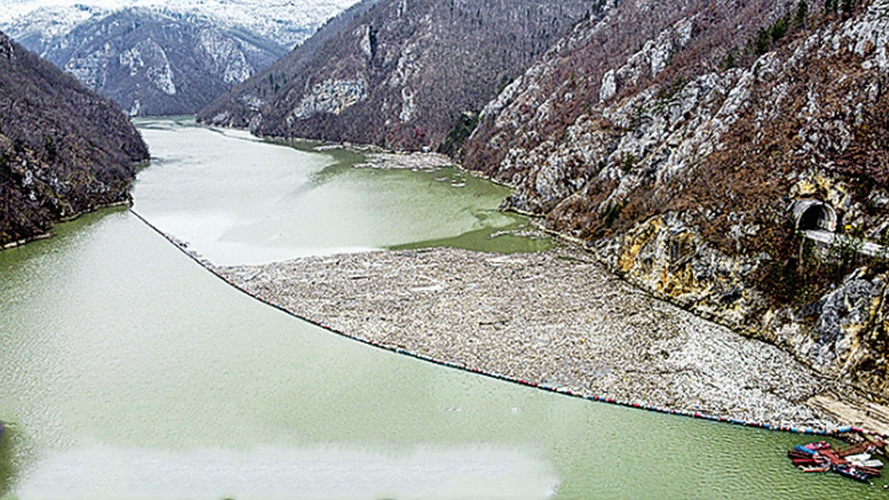 Drina Irmağı ‘yüzen çöp’ oldu