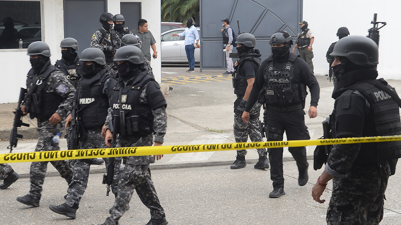 Ekvador’da silahlı küme, canlı yayın sırasında stüdyoyu bastı