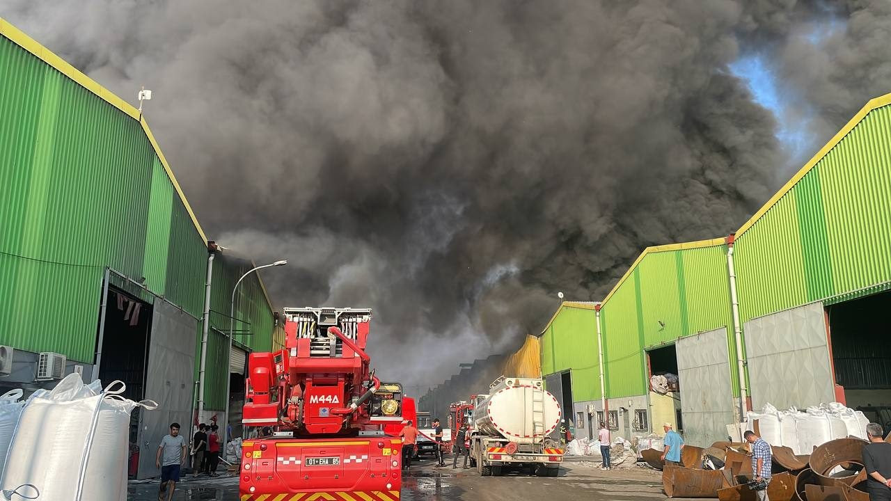 Adana’da geri dönüşüm tesisinde yangın: Fabrikalara sıçradı