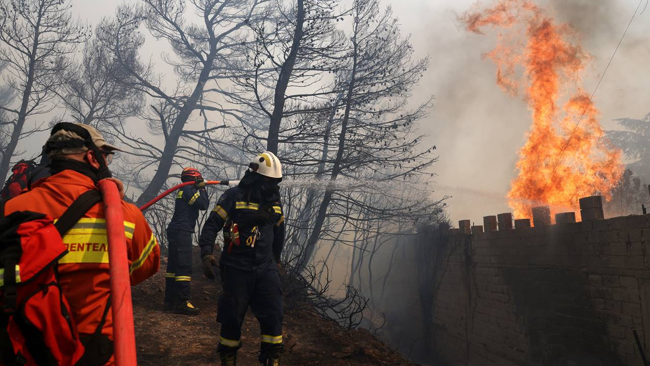 Yunanistan’daki yangın beş gündür sürüyor