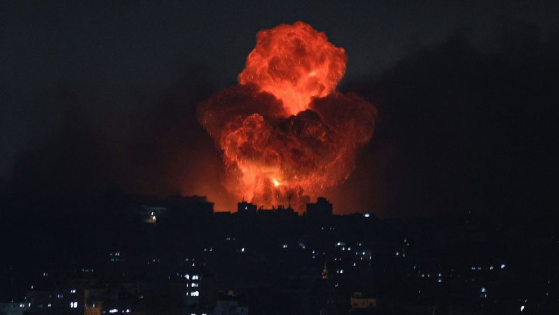 İsrail Gazze’yi yeniden vurdu! Kudüs Hastanesi’nin yakınına bomba düştü