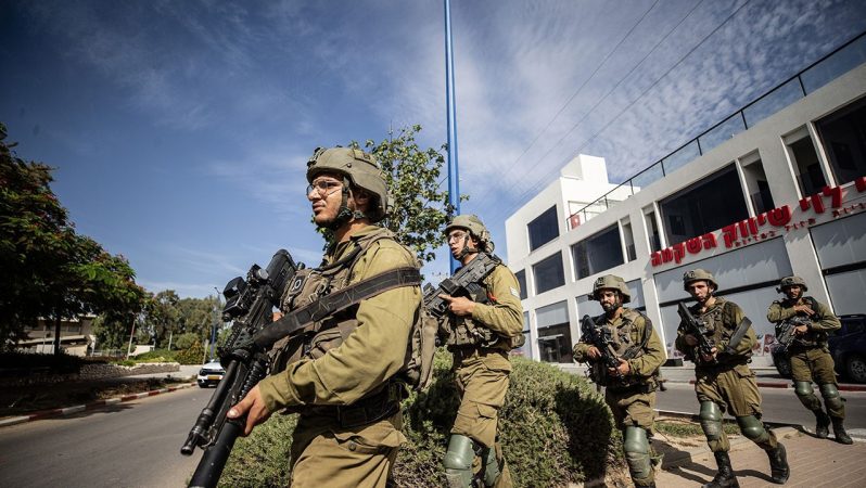İsrail ordusu, Gazze Şeridi’ni ikiye bölerek büsbütün kuşattı