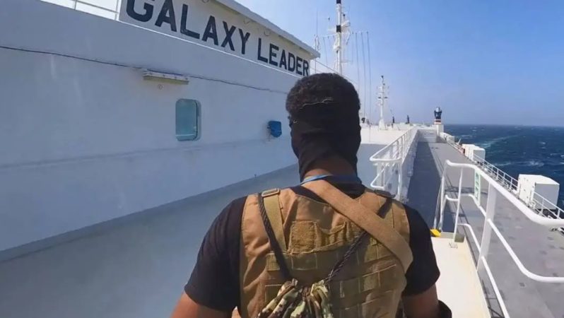 Yemen açıklarında İsrail temaslı bir gemi kaçırıldı
