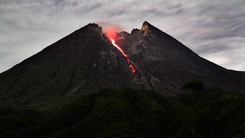 Endonezya’da Merapi Yanardağı’ndaki patlamalar nedeniyle 11 dağcı hayatını kaybetti