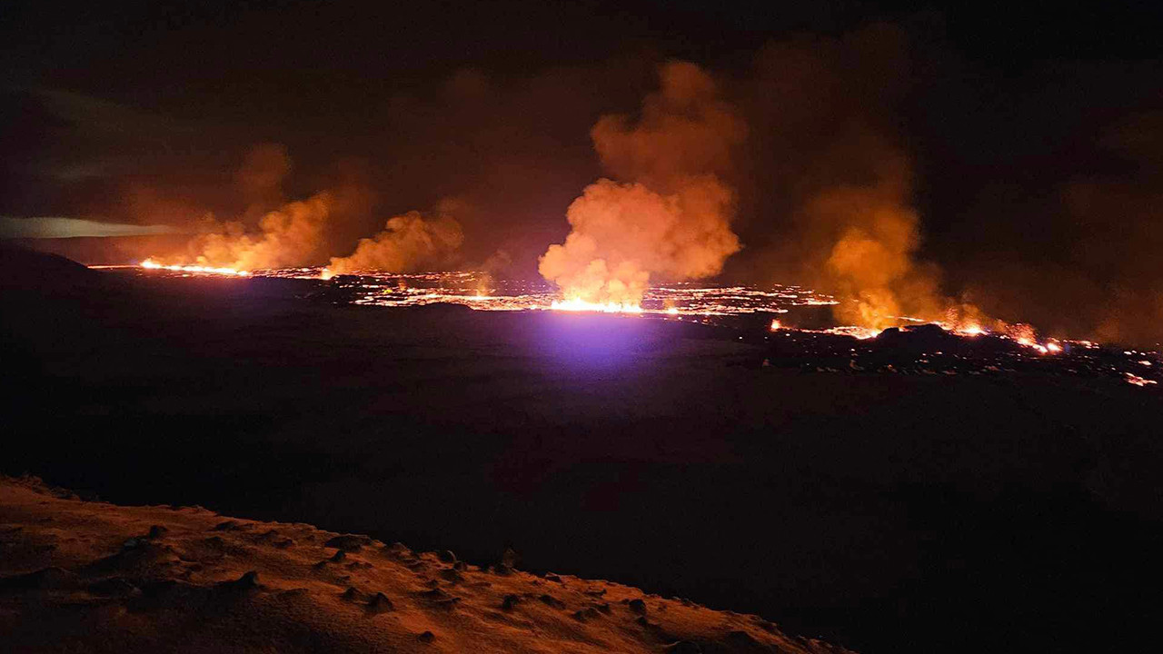 İzlanda’da yanardağ patlamasının akabinde kül bulutlarının başşehre ulaşacağı uyarısı