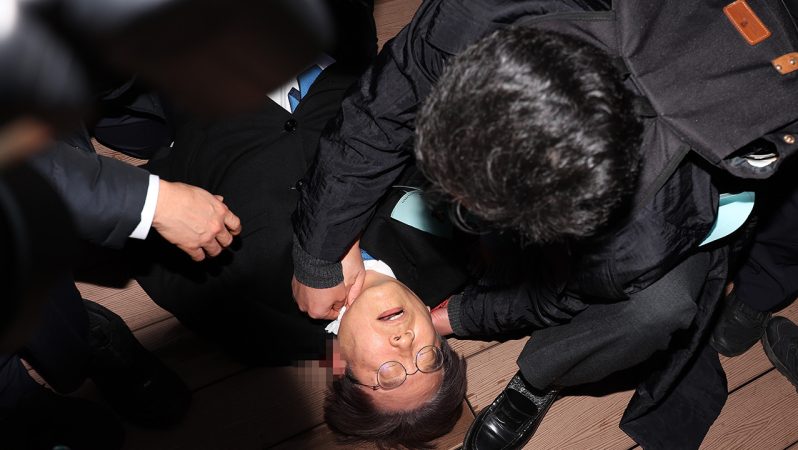 Boynundan bıçaklanan Güney Koreli muhalif başkan taburcu edildi